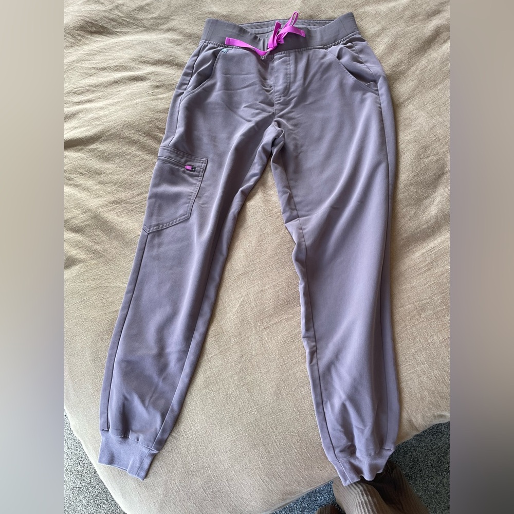 Figs Smokey taupe. XS Zamora jogger